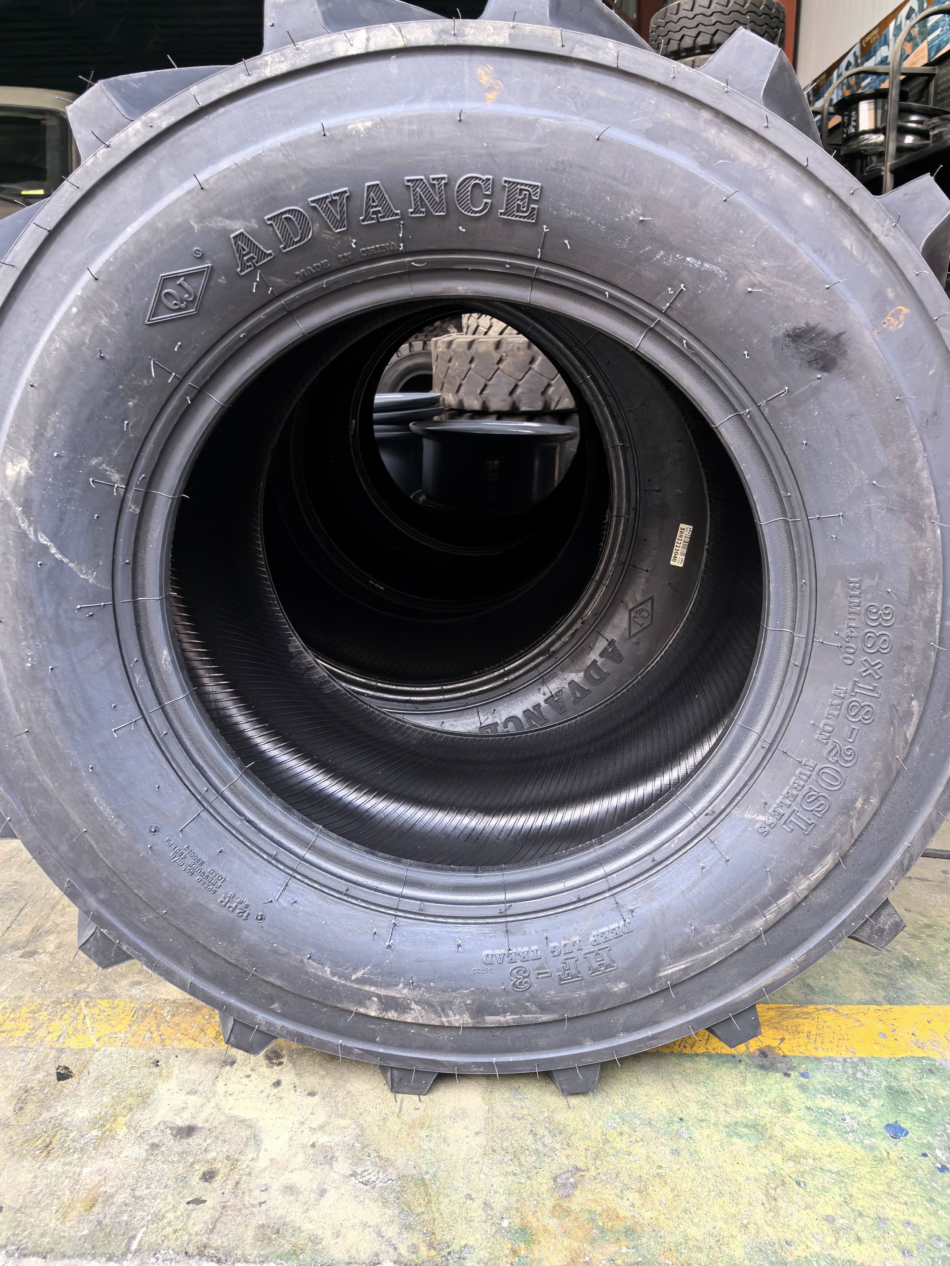 Parceria com o Dubai Client for Advance HF-3 38 × 18-20 Turf Tyres